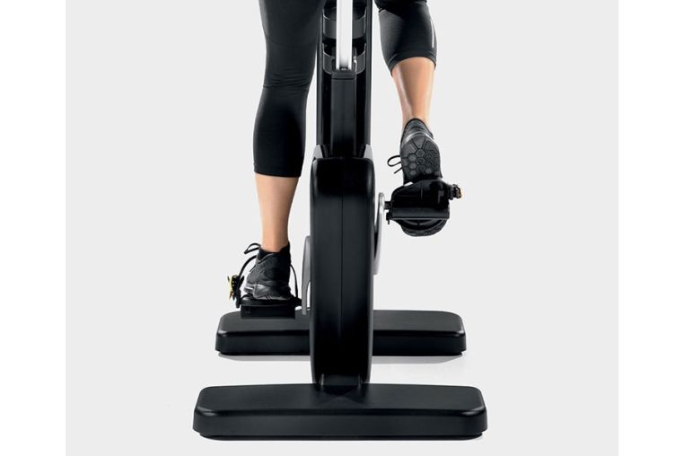 Вертикальный велотренажер Technogym Artis Bike фото 4