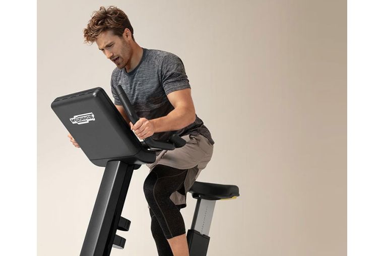 Вертикальный велотренажер Technogym Artis Bike фото 5