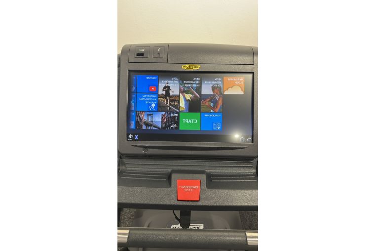 Беговая дорожка Technogym Jog 700 Unity (Black display) фото 3